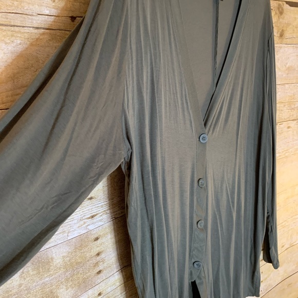 Lane Bryant V-Neck Button-Front Cardigan Rayon Grape Leaf NWT Size 18/20 - Picture 4 of 9